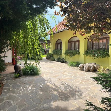 Penzion Primase Dolni Vestonice Buitenkant foto